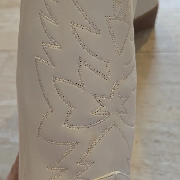 Stylish White Western Classic Embroidered Pointed Toe Boots - Picture 4 of 9